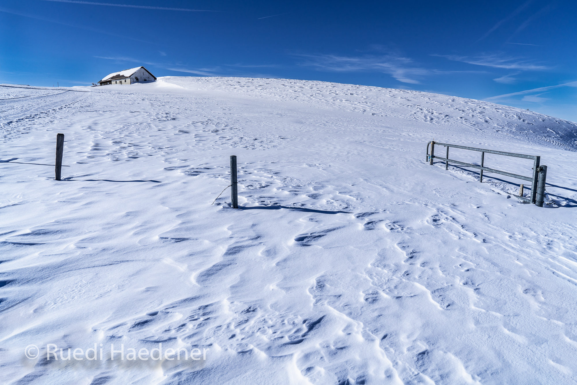 Jura im Winter mit vom Wind geformtem Schnee